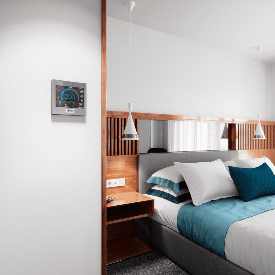 Pannello touch Zennio installato in camera hotel con luci e clima su KNX