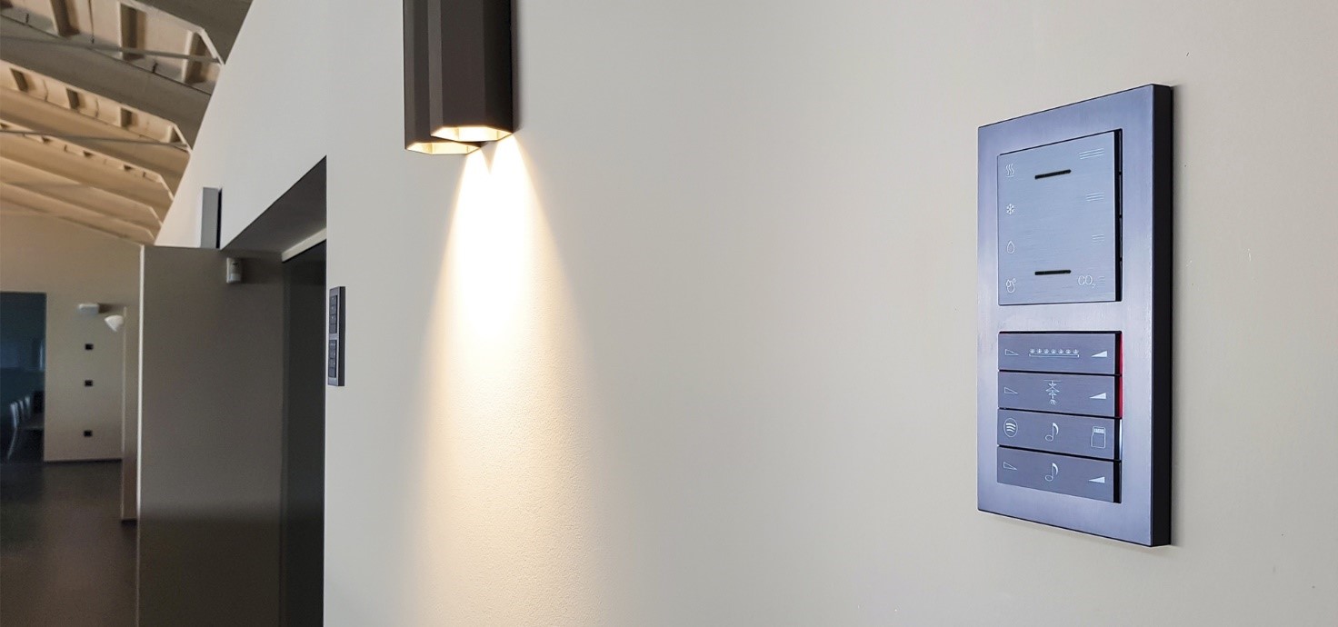 Dettaglio comandi a parete Ekinex con icone personalizzate e retroilluminazione