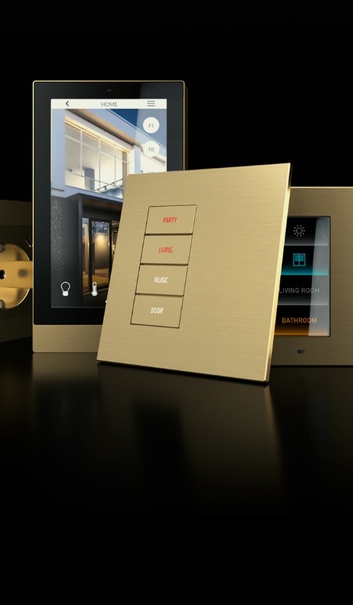 Comandi Ekinex in un living moderno, finitura metal coordinata